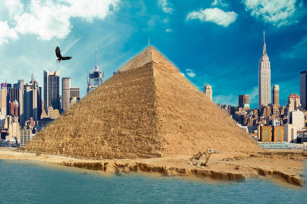 Pyramide dans la ville